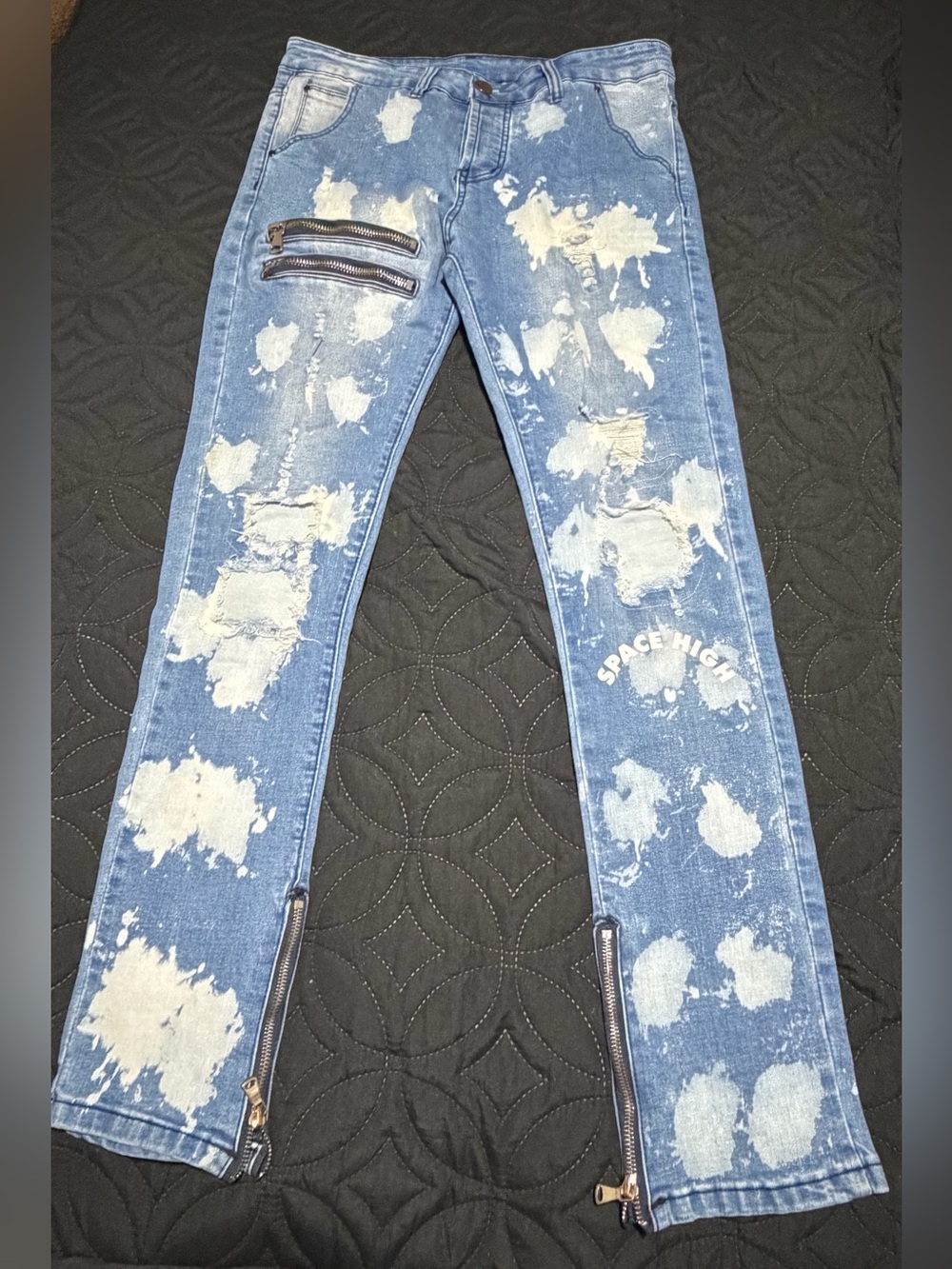 Classic Blue Skinny Jeans with Paint-Splatter and Zipper Details